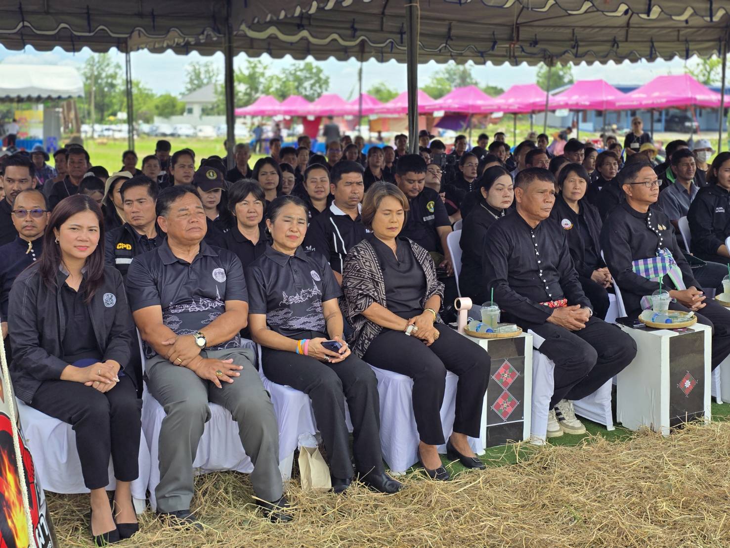 title - ปฏิรูปที่ดินจังหวัดเพชรบุรี พร้อมด้วยเจ้าหน้าที่ ส.ป.ก.เพชรบุรี ร่วมเป็นเกียรติพิธีเปิดงานเวทีรณรงค์สร้างการรับรู้และการเรียนรู้การเกษตรที่เป็นมิตรกับสิ่งแวดล้อม 